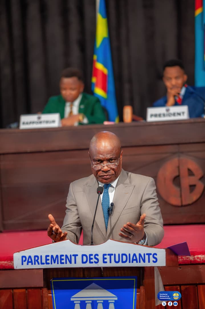 LE PRÉSIDENT FAYULU À LA SESSION EXTRAORDINAIRE DU PARLEMENT DES ÉTUDIANTS
